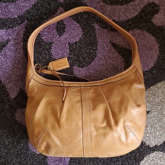 Coach Handbags - Coach Tan Leather Gold Hardware Medium Hobo